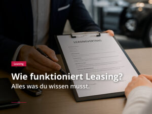 Verkäufer überreicht Leasingvertrag