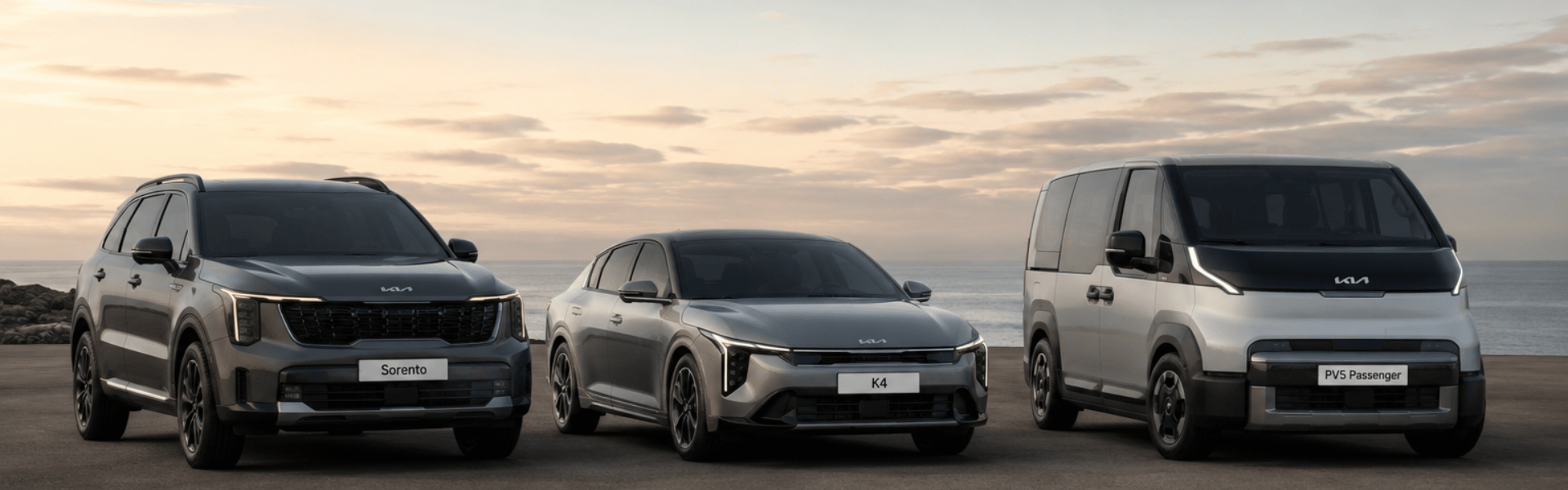 Kia Sorento, Kia K4 und Kia PV5 Passenger nebeneinander - KI generierter Inhalt