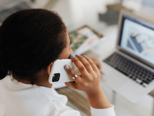 Frau telefoniert Blogbeitrag evb nummer