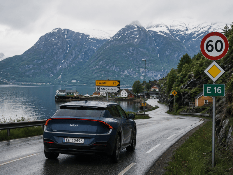 Kia Elektroauto in den Bergen- KI generierter Inhalt