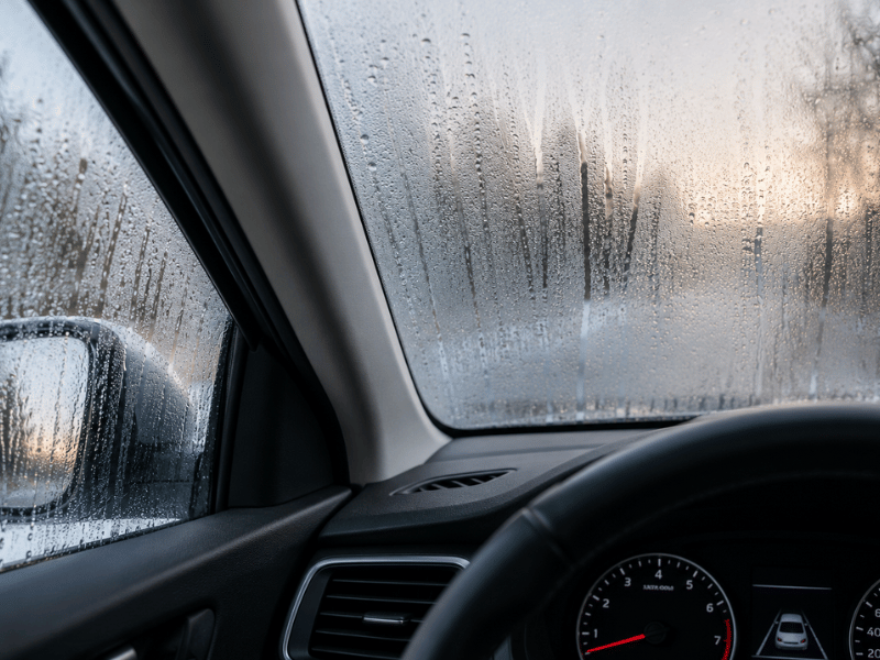 feuchtigkeit im auto, autowäsche herbst; Ki-generiert