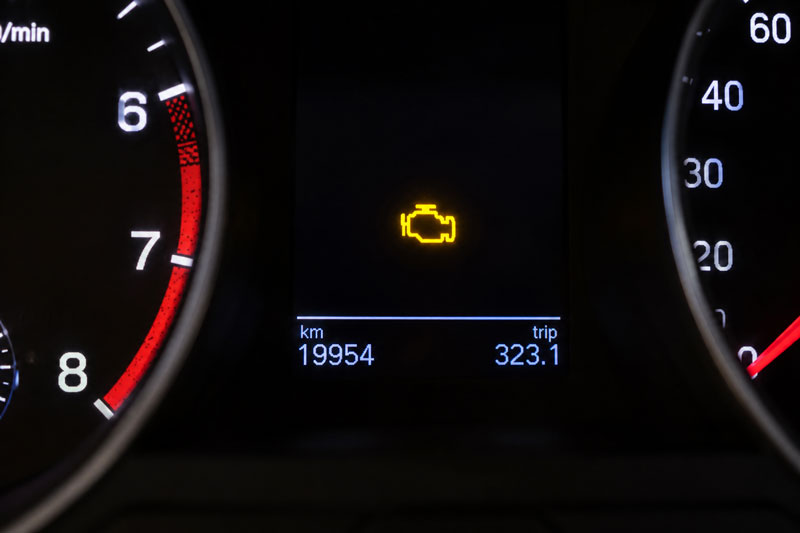 gelbe motorkontrollleuchte im auto