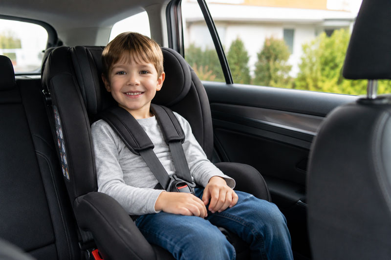 famiienauto mit kindersitz und kind - ki generierter inhalt
