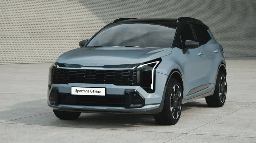 Progressives Design Markant bis ins kleinste Detail: Die neu gezeichnete Front des Kia Sportage mit „Star-Map“-LED-Lichtsignatur wirkt wie ein Blick in den Nachthimmel, einnehmend und unverwechselbar. Der groß ausgeführte Lufteinlass unterstreicht seine Präsenz und verleiht ihm eine nahezu organische Stärke. Im Profil zeigt er pure Dynamik, die an fließende Landschaften erinnert. Hinten runden der neu gestaltete Stoßfänger und sauber integrierte Design-Elemente den futuristischen Look ab. Selbstbewusst im Stand genauso wie in Bewegung.